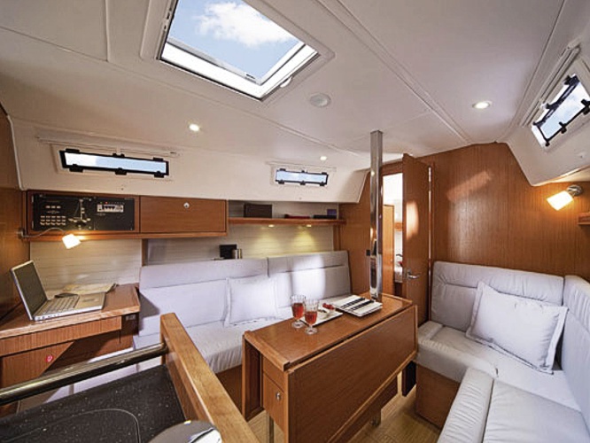 Dieses Bild hat ein leeres Alt-Attribut. Der Dateiname ist Yacht-109-3.jpg