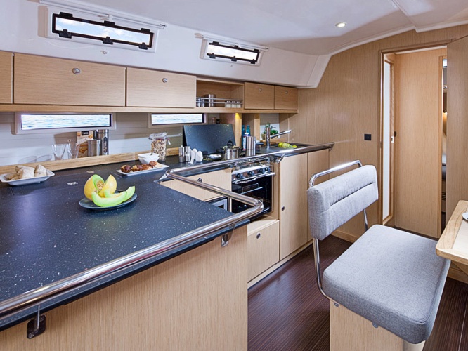 Dieses Bild hat ein leeres Alt-Attribut. Der Dateiname ist Yacht-121-6.jpg