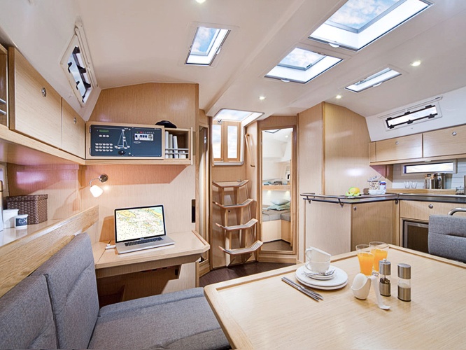 Dieses Bild hat ein leeres Alt-Attribut. Der Dateiname ist Yacht-121-7.jpg