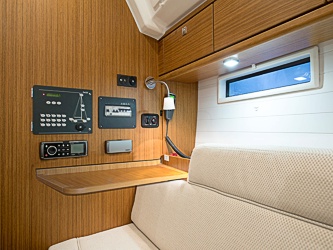 Dieses Bild hat ein leeres Alt-Attribut. Der Dateiname ist Yacht-220-5.jpg