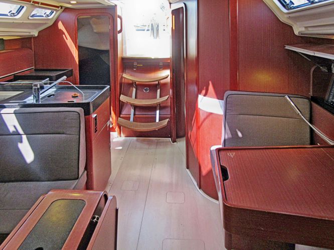 Dieses Bild hat ein leeres Alt-Attribut. Der Dateiname ist Yacht-270-2.jpg