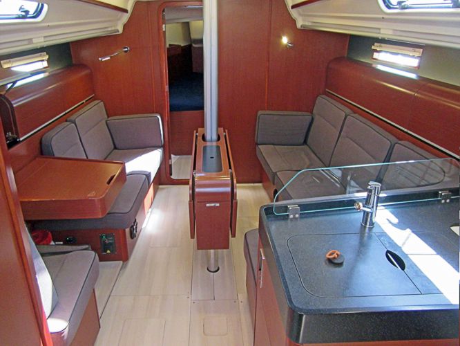 Dieses Bild hat ein leeres Alt-Attribut. Der Dateiname ist Yacht-270-3.jpg