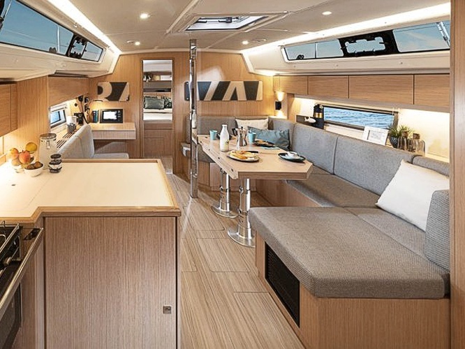 Dieses Bild hat ein leeres Alt-Attribut. Der Dateiname ist Yacht-370-2.jpg