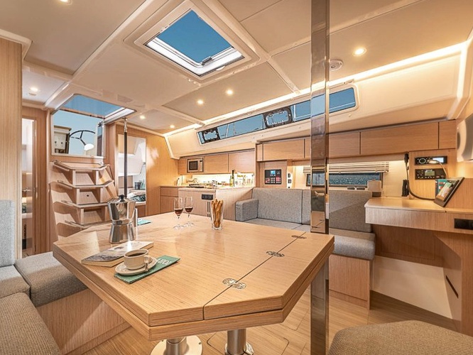 Dieses Bild hat ein leeres Alt-Attribut. Der Dateiname ist Yacht-370-3.jpg