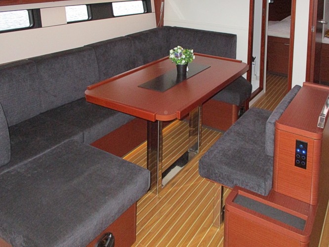 Dieses Bild hat ein leeres Alt-Attribut. Der Dateiname ist Yacht-420-2.jpg